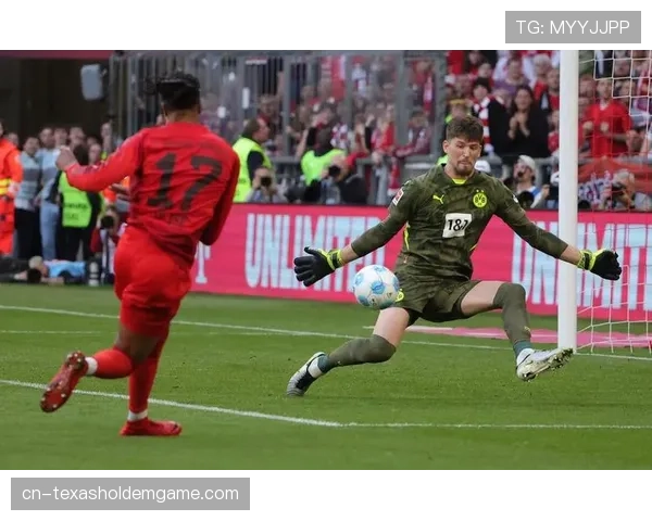 拜仁对阵多特蒙德比赛因球迷投掷杂物中断15分钟