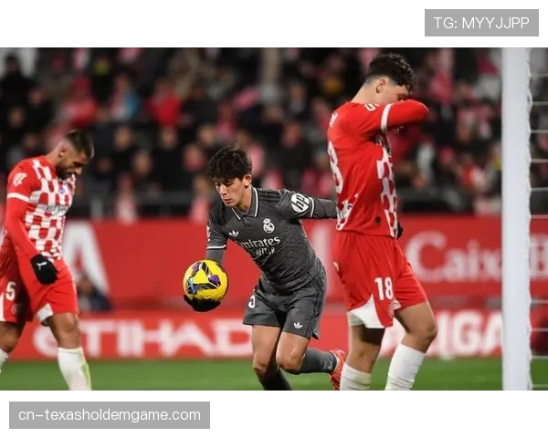 特写镜头：贝林厄姆伤退后在场边指挥，安切洛蒂赛后盛赞其领袖气质